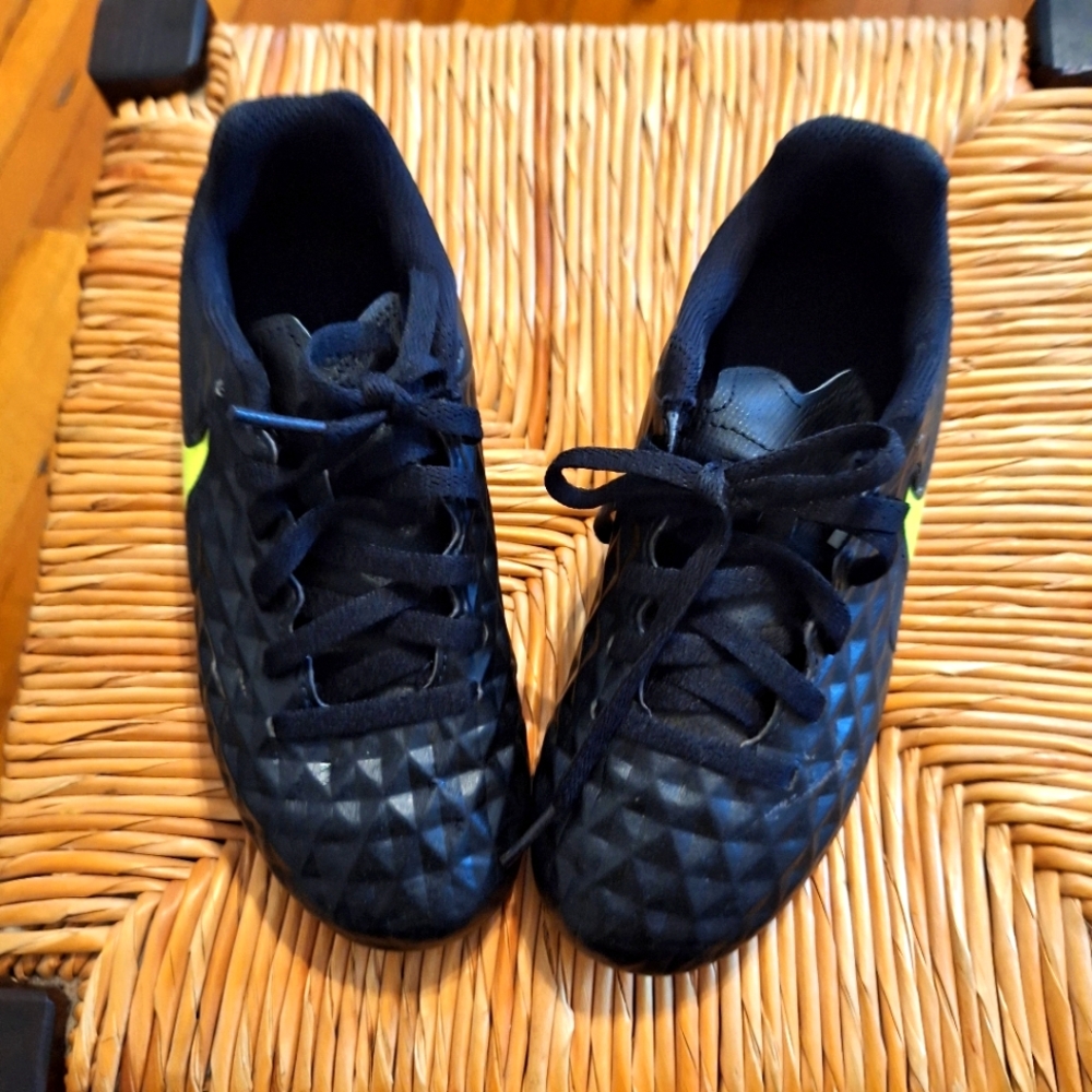 NIKE TIEMPO Soccer Cleats (Kids)